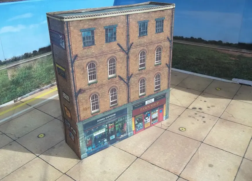 maquetas armadas Edificio con locales (H0 - 1/87)