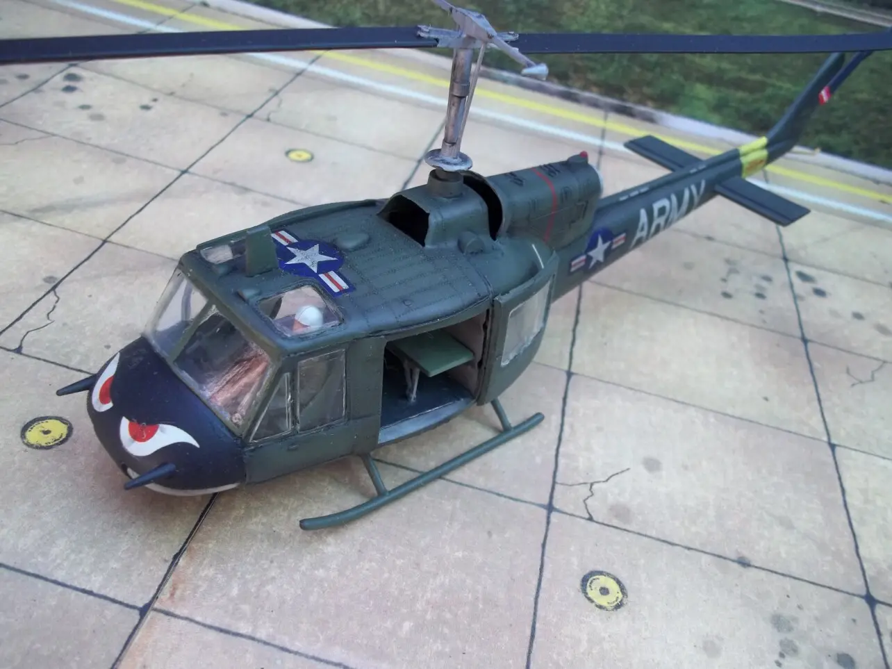 HUEY UH1    maquetas-armadas.com  HUEY UH1    maquetas-armadas.com