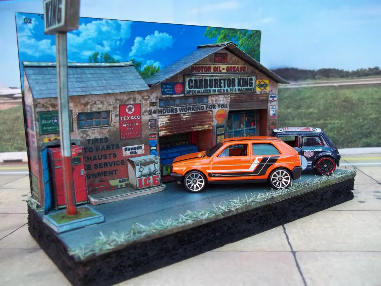 DIORAMA CARBURATOR KING 1/64 maquetas-armadas.com