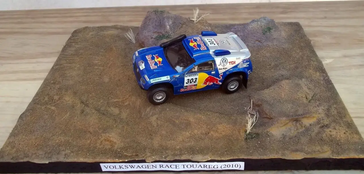 VOLKSWAGEN RACE TOUAREG 2 (2010) DAKAR maquetas-armadas.com