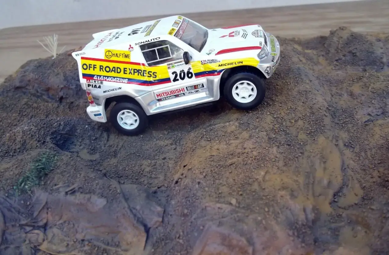 MITSUBISHI MONTERO EVO (1998) DAKAR maquetas-armadas.com