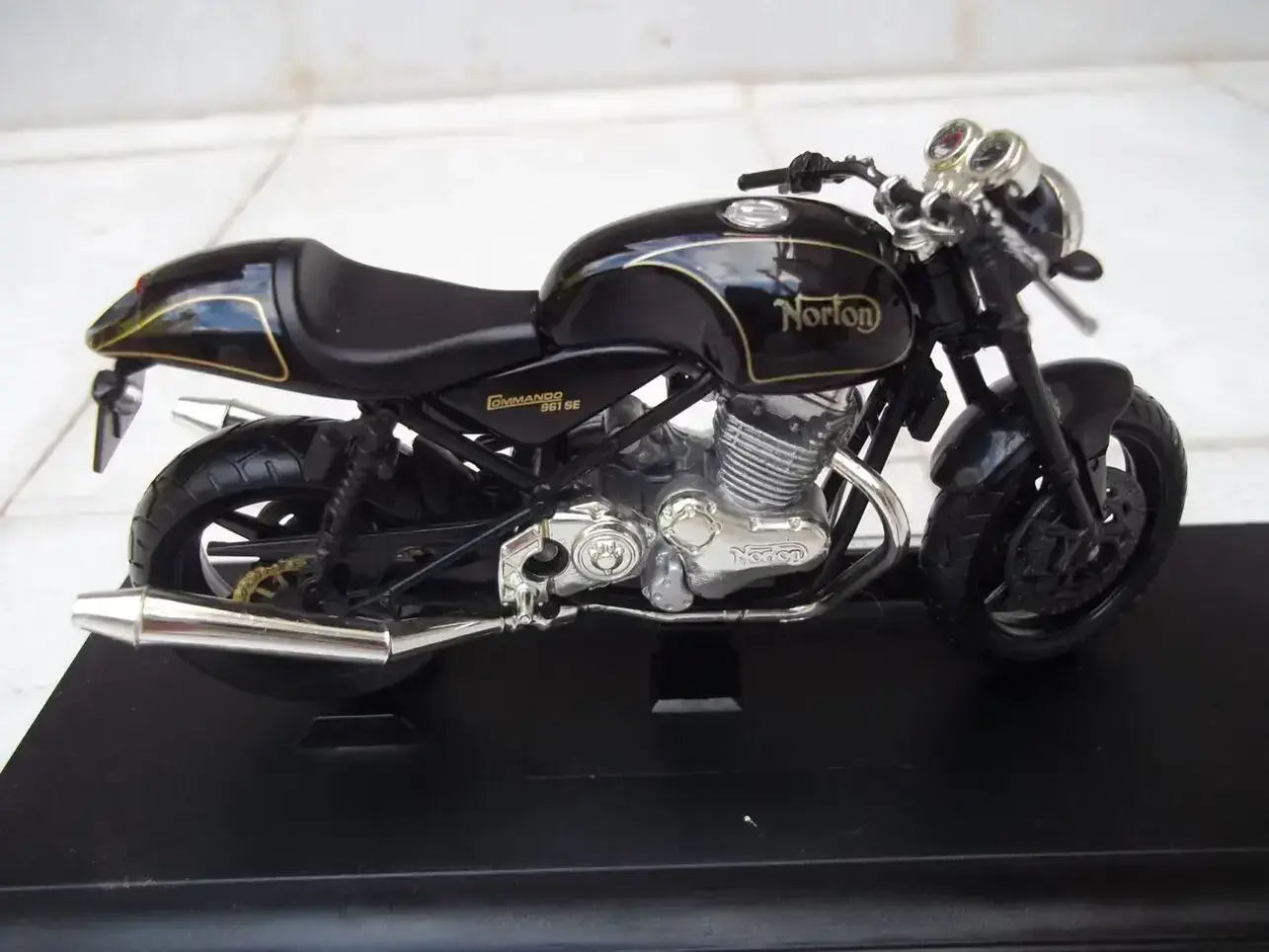 NORTON Commando 961 SE maquetas-armadas.com
