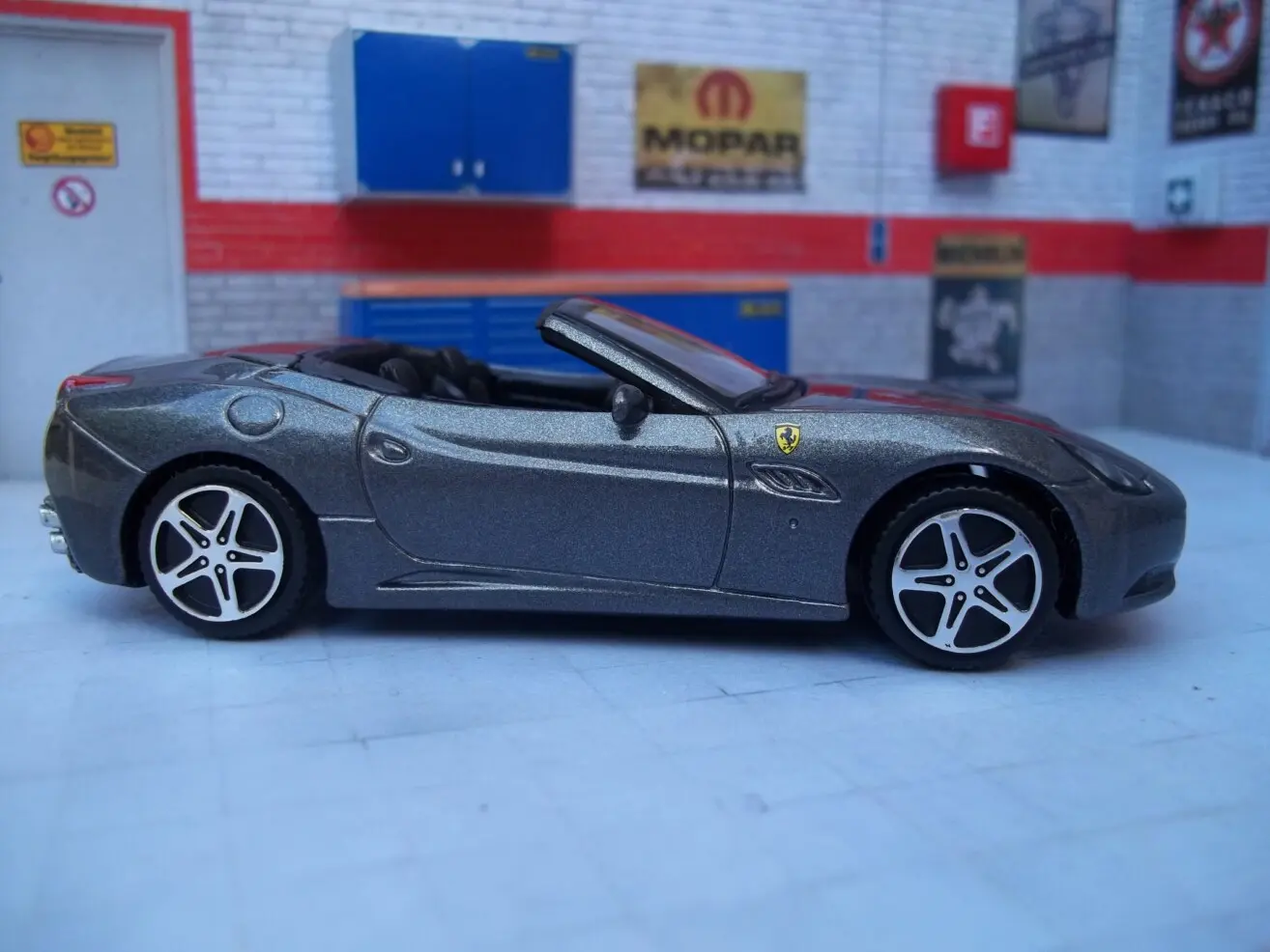 Ferrari California maquetas-armadas.com
